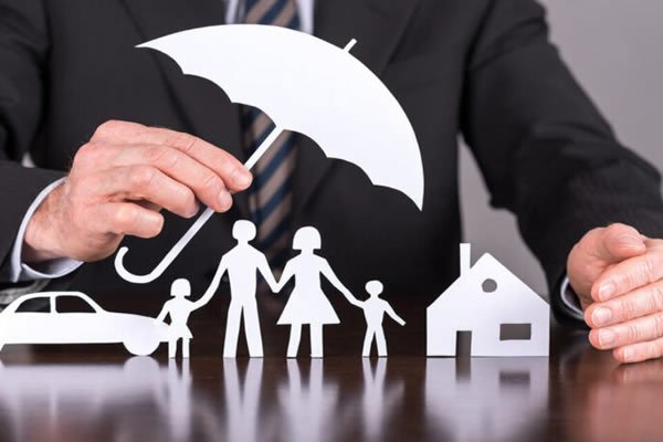 Família ou casal discutindo documentos com um advogado